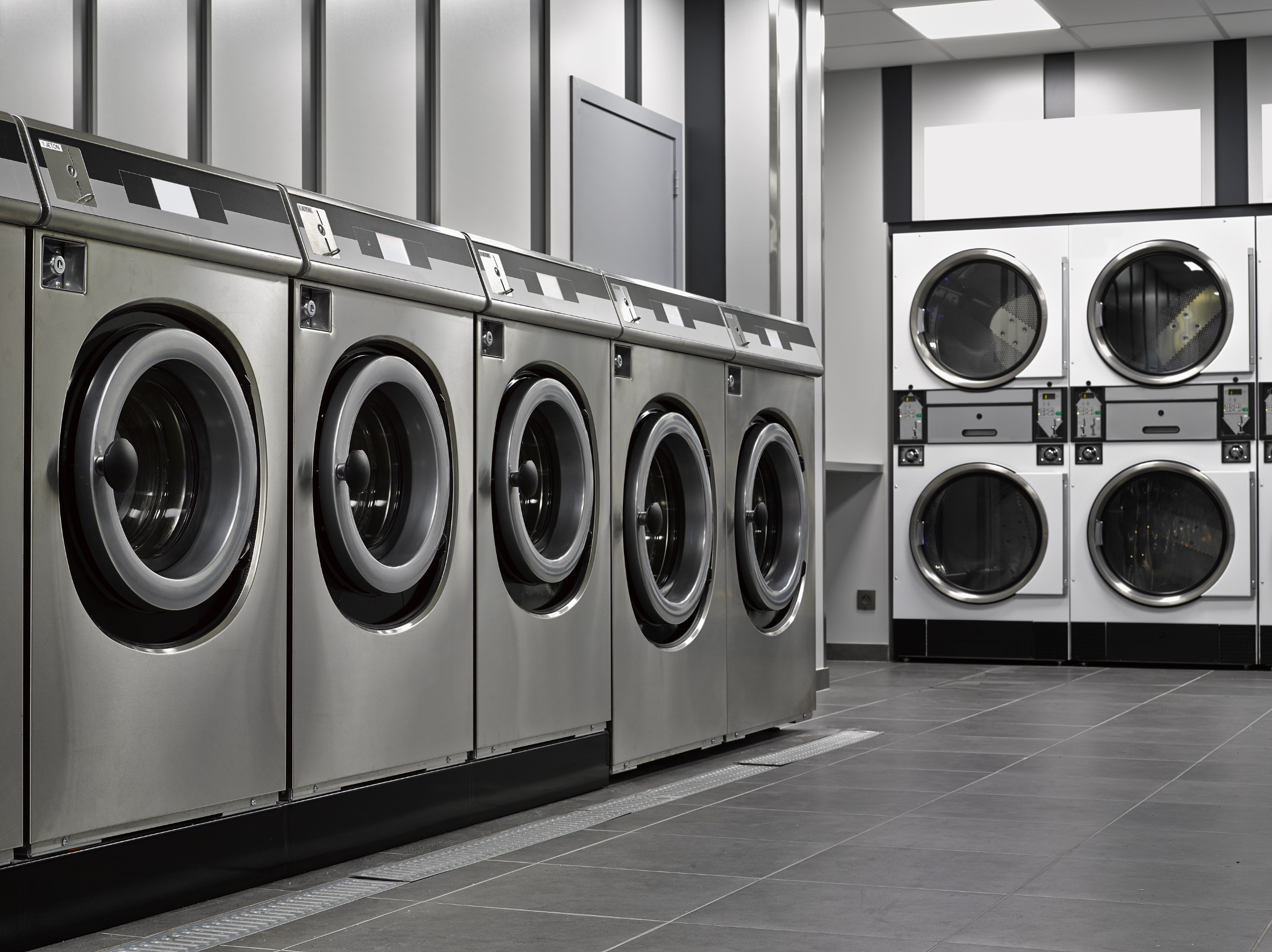 Varias lavadoras en lavandería 